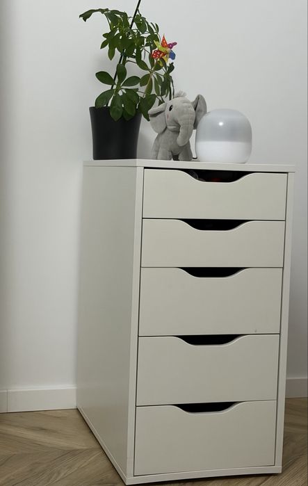 Comodă IKEA ALEX albă, 5 sertare – stare foarte bună