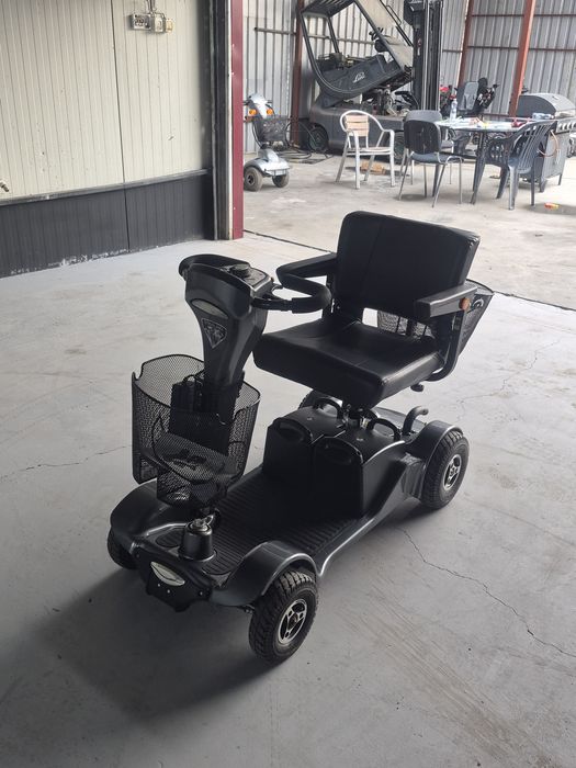 Carucior scuter electric pentru persoane cu  dezabilitari sau batrîni