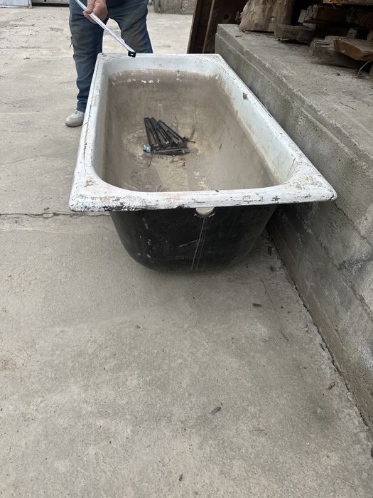 Чугунная ванна  .