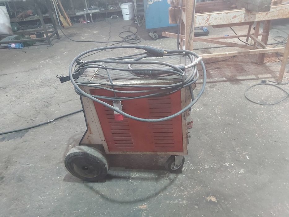 Aparat de sudură la fir.