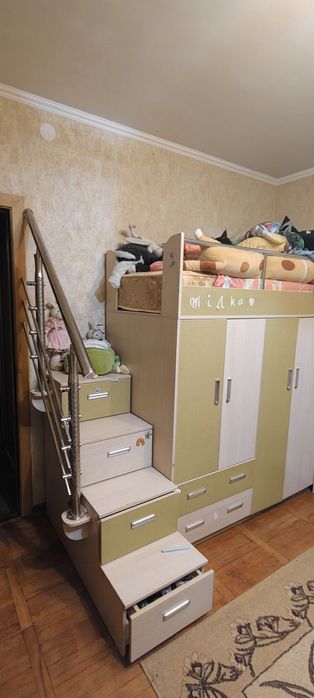 Шкаф с кроватью на втором ярусе