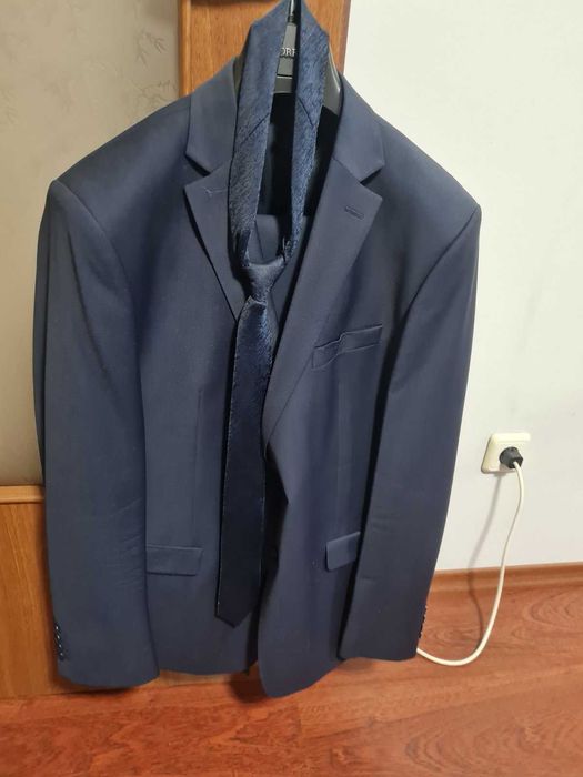 Мъжки костюм сиво- черен