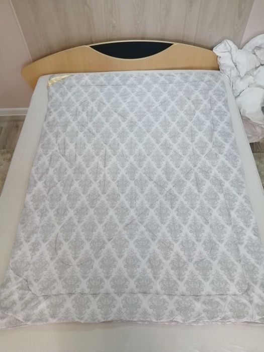 Продам одеяло 1-спальное весенне-летне-осеннее