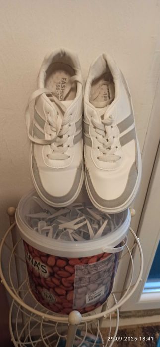 Продават се унисекс Спортни обувки