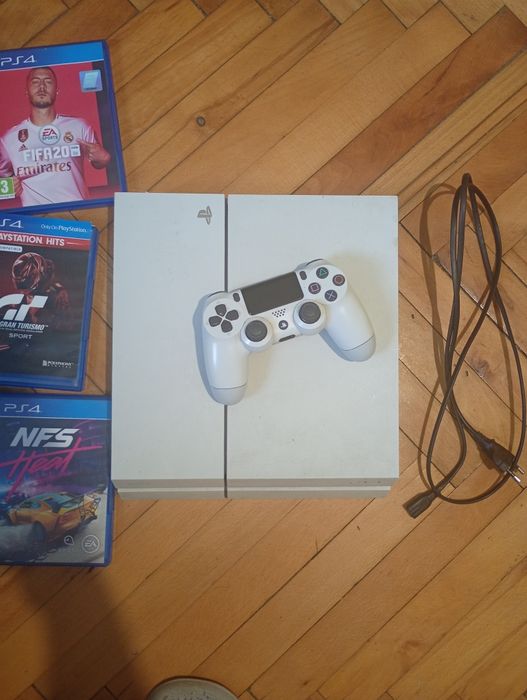 Playstation 4 със игри , джойстик и оригинал захранващ кабел за конзолата