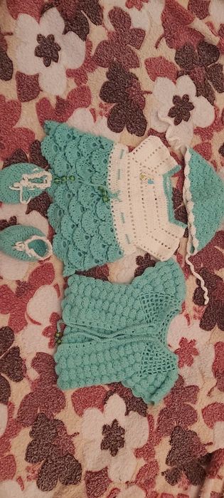 Продам вязаный костюм на малышку