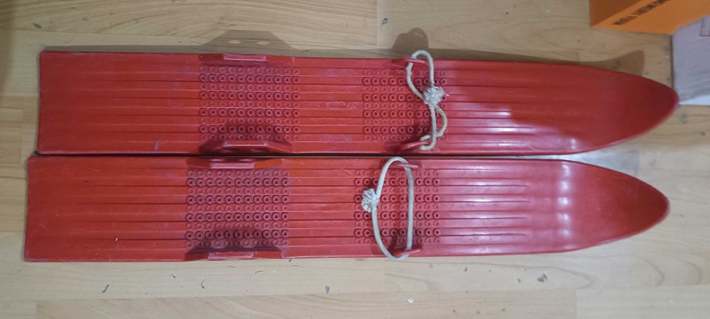 Продам советские лыжи детские  (высота 115-120см)