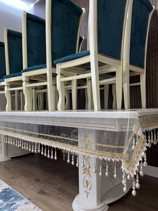 Стол стулья для гостей