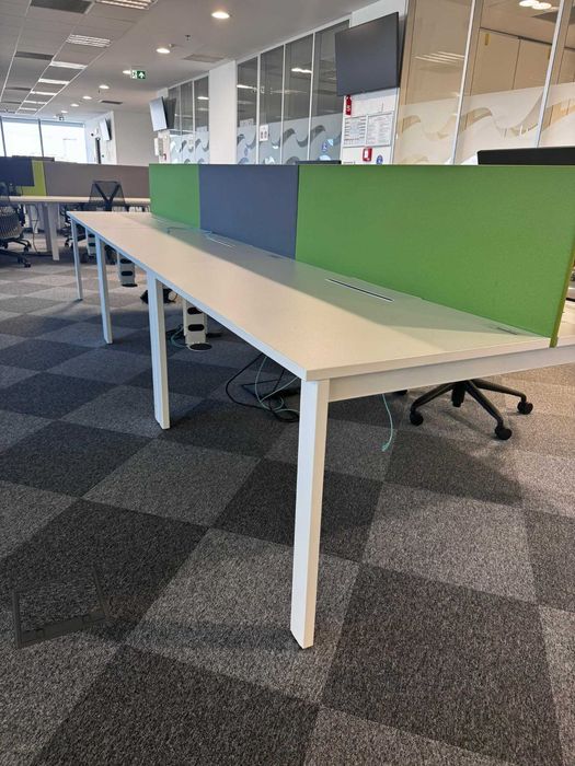 Birou operational cu picioare metalice