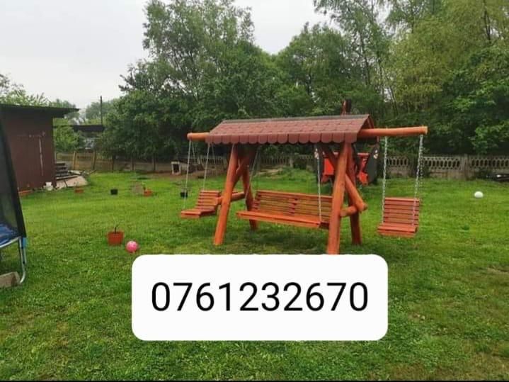 Leagăne și mese rustice