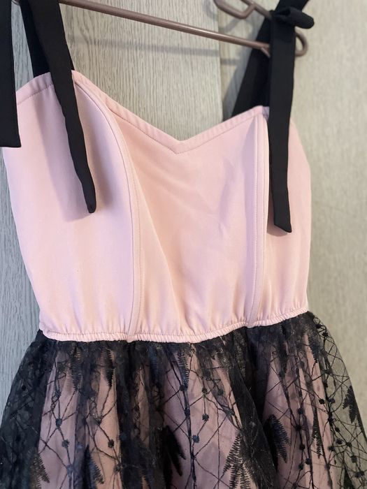 Нежна рокля Loretti с дантелени детайли и панделки