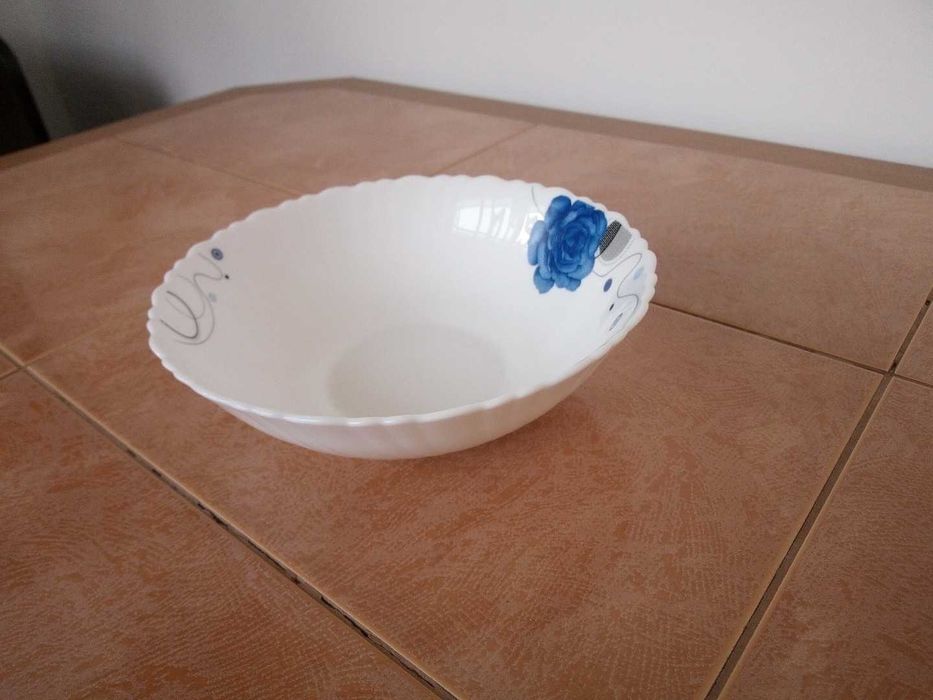 Bol din sticlă opaloasă / ceramică fină cu trandafir albastru – 18 cm (Ca nou)
