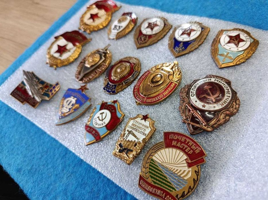значки знаки СССР тяжелый металл отличники 15шт.