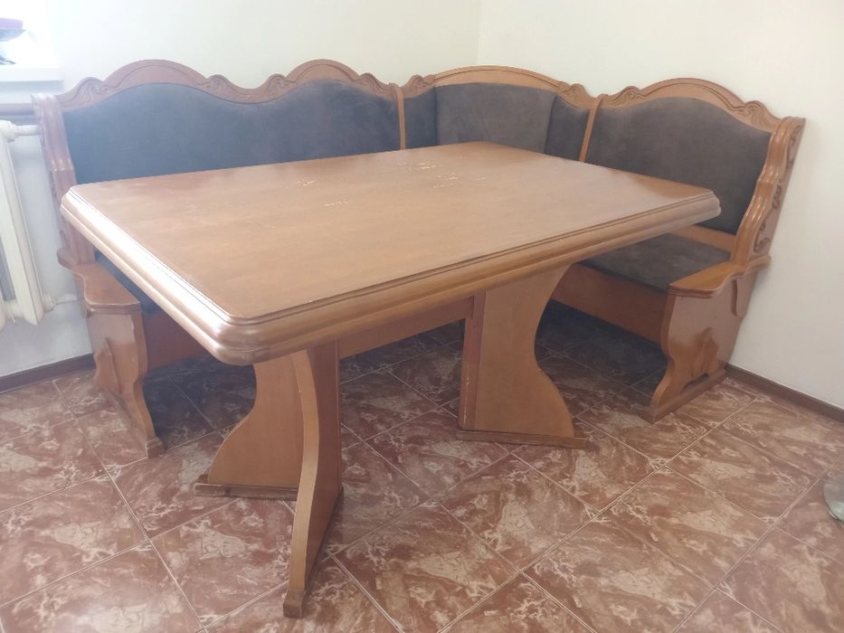 Кухонный стол, угловой диван