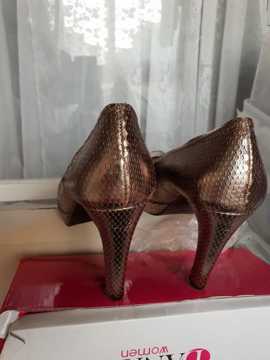 Pantof cu toc  de piele noi
