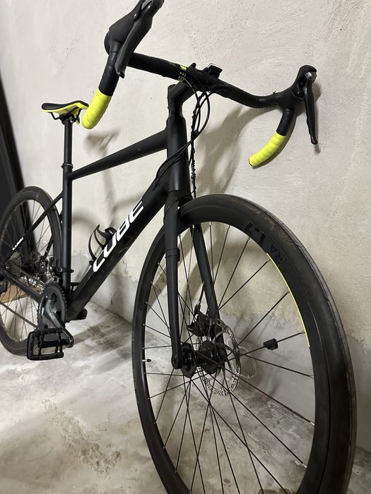 Продавам шосеен велосипед Cube Attain Race 2023 (черно/бял)