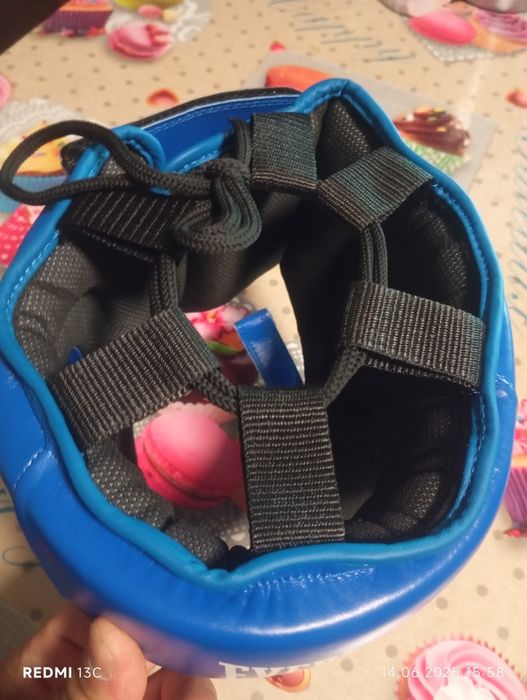 Шлем  и боксерские перчатки