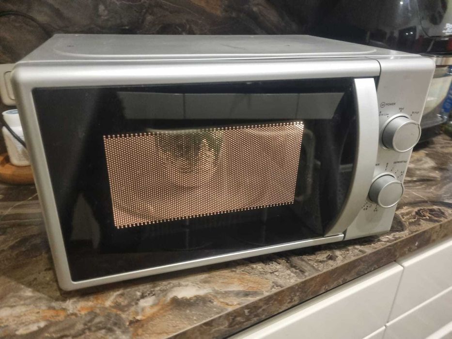 cuptor cu Microunde PKM Model MW700-20 UB2