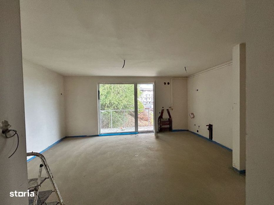 Apartament 3 camere, 62 mp, terasa 75 mp, semifinisat, zona Teilor