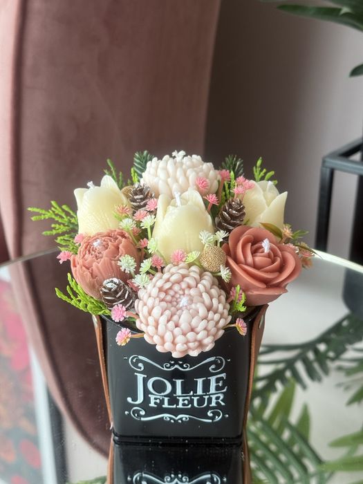 Букети и подаръци свещ под форма на цветя и мечета