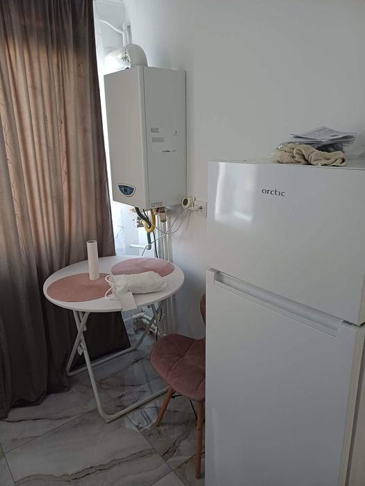 Vând garsonieră renovată total și mobilată modern pat matrimonial frigider cuptor aer condiționat cabină duș mașină de spălat haine nouo