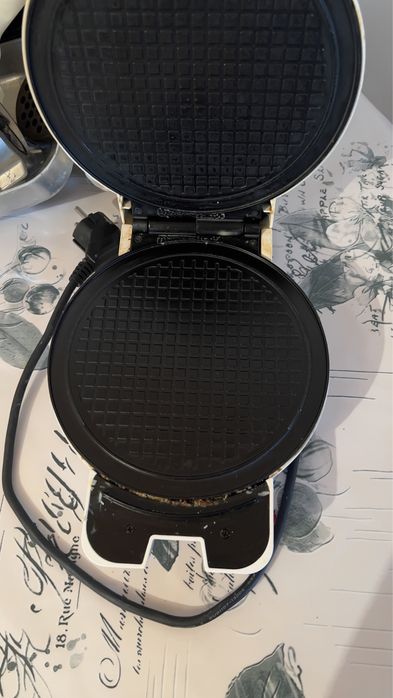 вафельница хорошая удобная.