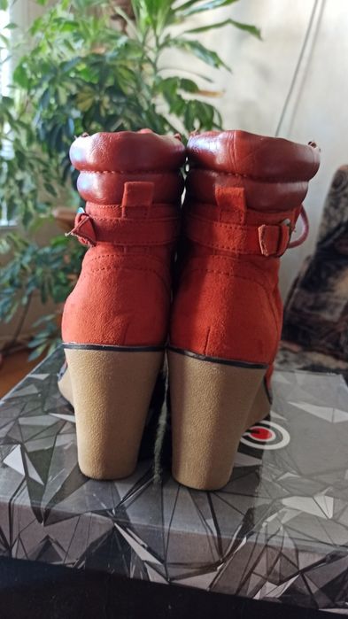 Дамски боти от набук