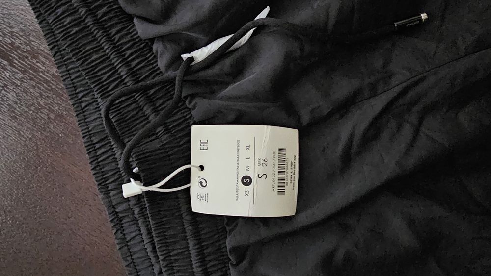 Pantaloni Bershka nou cu etichetă