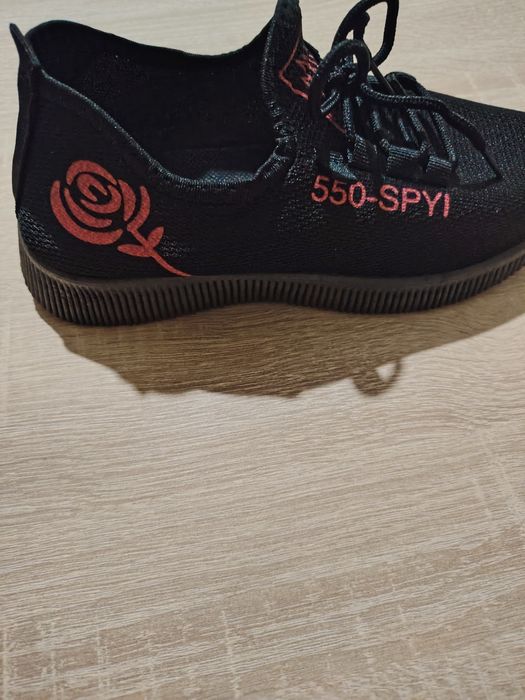 Pantofi sport negri,ușori și comozi-design modern cu detalii roz.