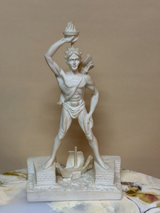 Sculptură „Colosul din Rodos”