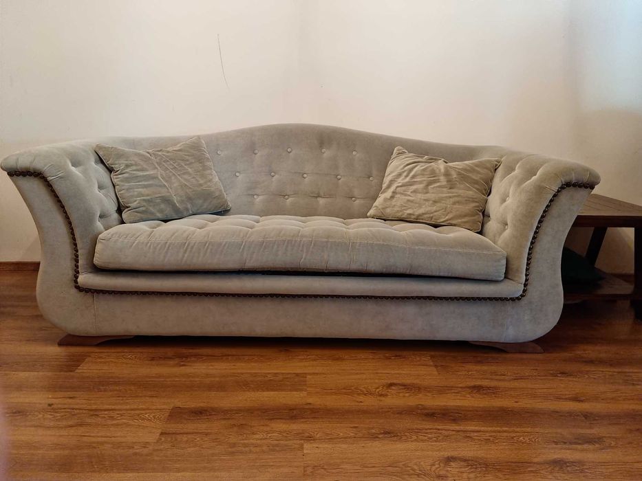 Vand canapea extensibila de 3 persoane.