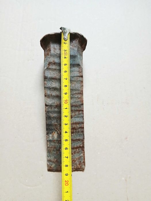 Големи железни клинове и стар сатър