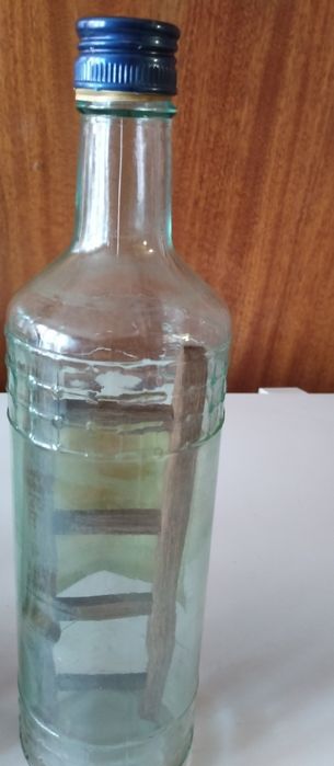 5 стъклени бутилки 0.7л със дървена стълба в тях