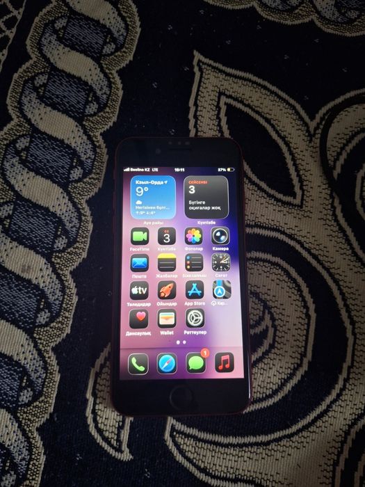 Айфон се 2020 кызыл түсті