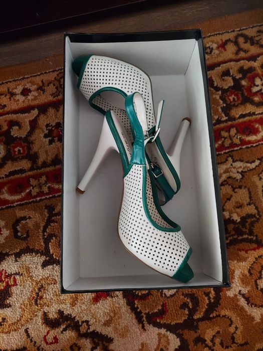 Продам босоножки