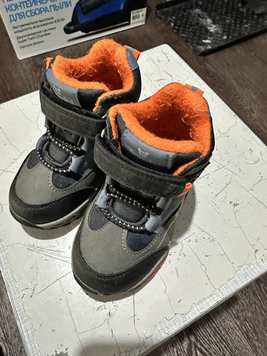 Продам детские ботинки