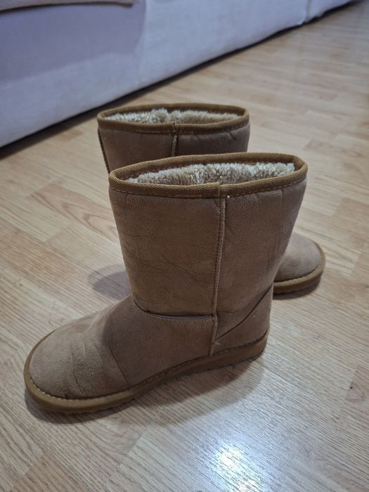 Vand ghete marimea 39/40 noi