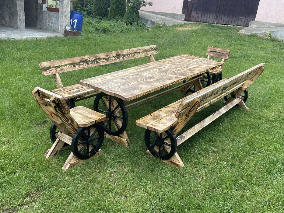 Masa din lemn masiv pentru terasa foisor