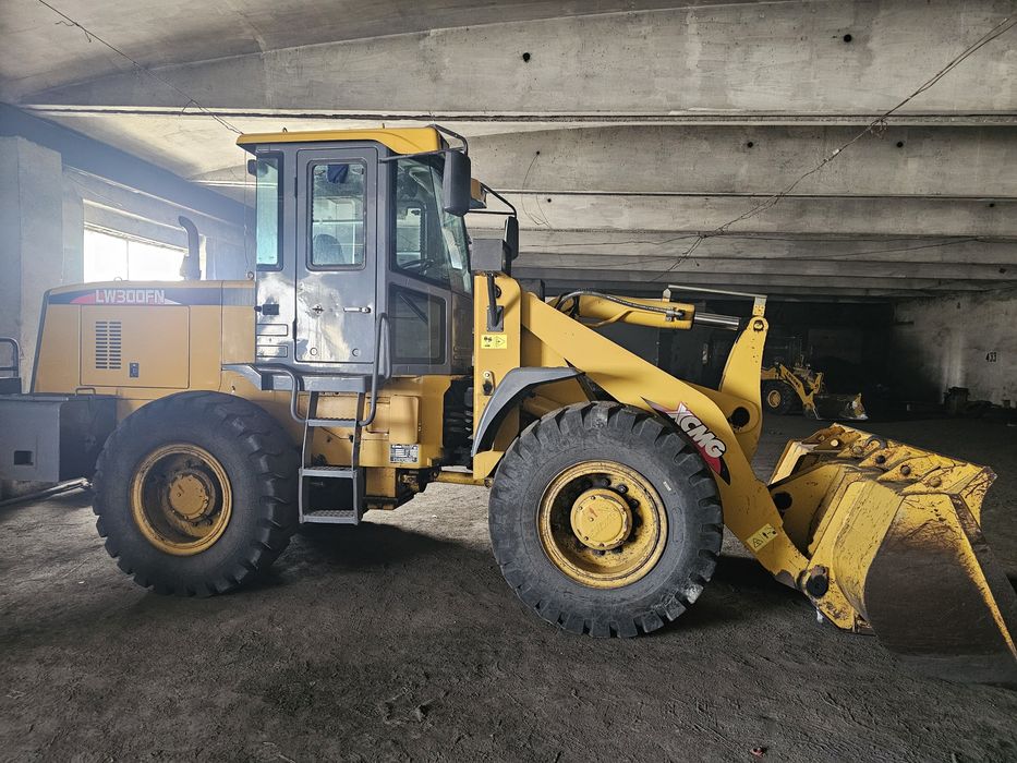 Продаём погрузчик 2-х куб.