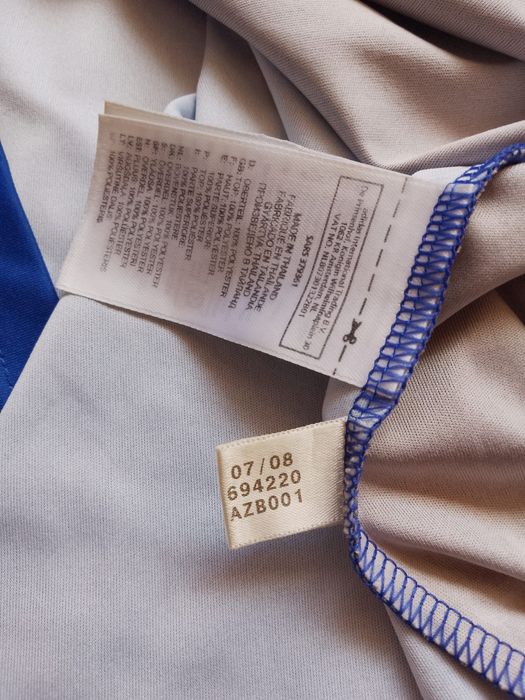 Stare: 8/10, foarte buna, printul de pe spate putin uzat, semne la numarul 9.