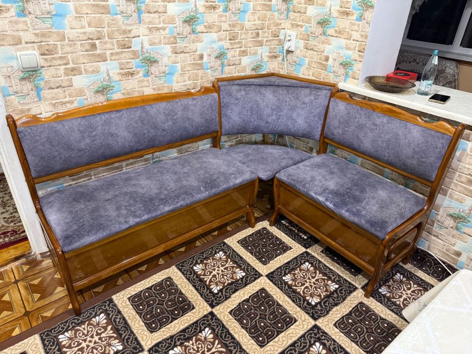 Продам кухонный уголок со столом