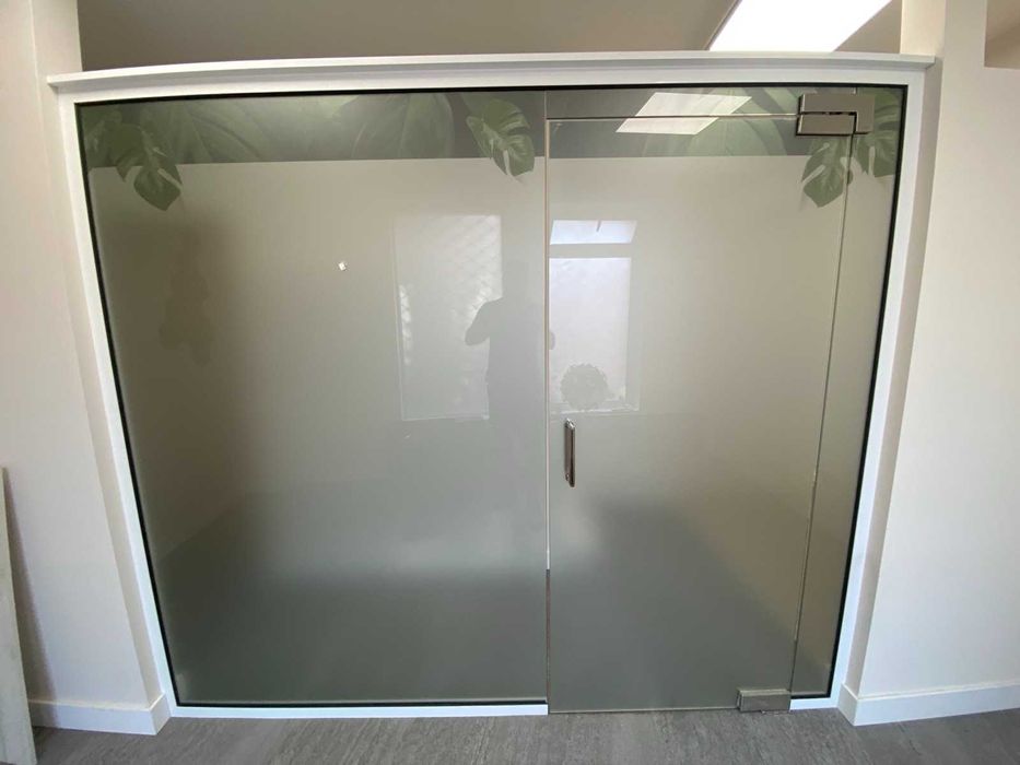 Стъклена витрина с темперирано стъкло – 256/220 см