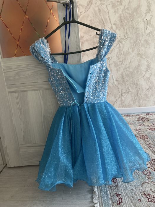 Продаю нарядное платье голубого цвета.