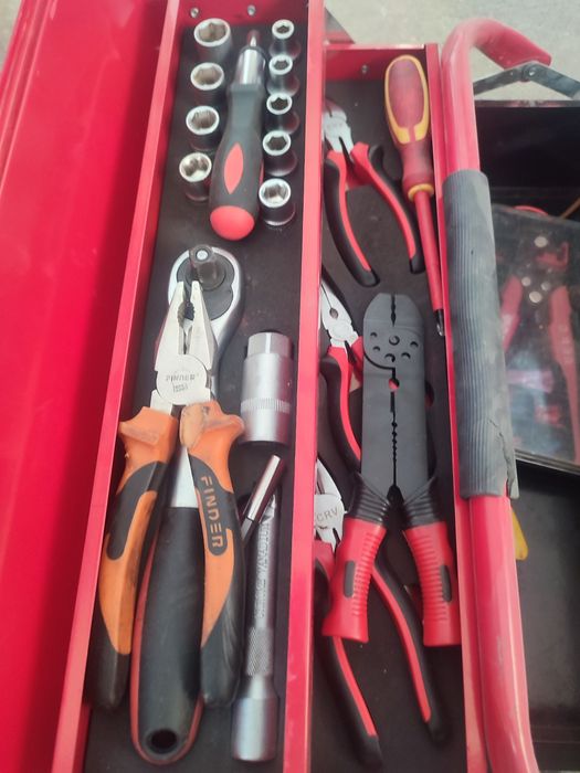 Метален куфар с инструменти