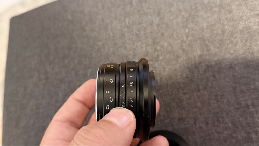 Obiectiv 7artisans 25mm f/1.8 cu focalizare manuală, montură FujiFilm X.