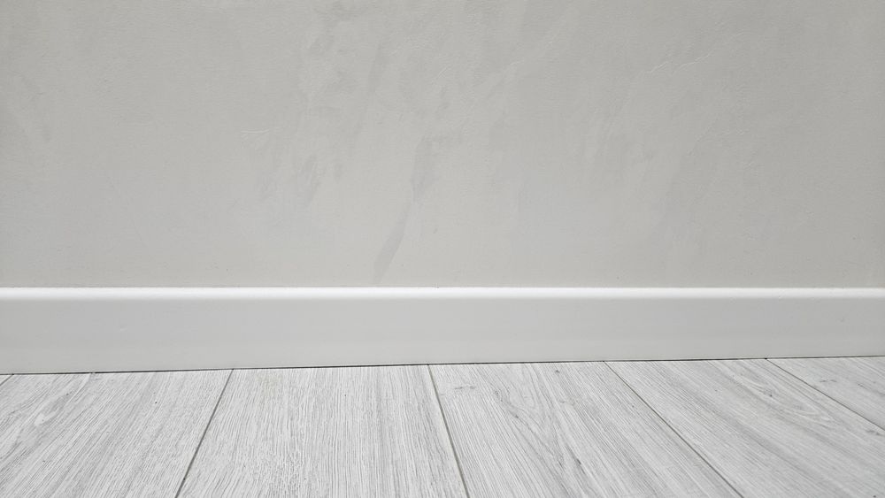 Плинтус пластик, новый 13 шт по 2 м , ширина 8 см  белый ,