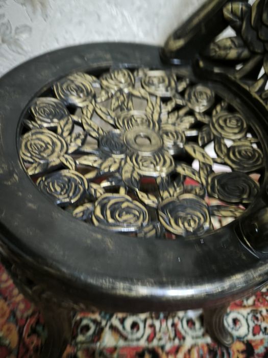 Стол и 4 стула в отличном состоянии