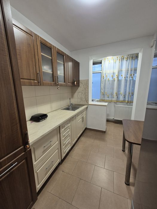 Închiriez apartament 3 camere Craiovei  et 1 stradal