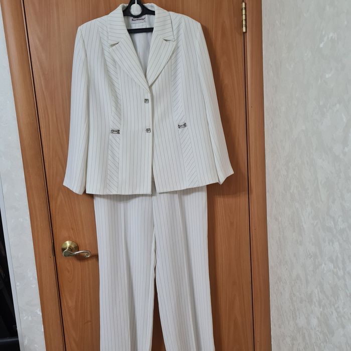 Элегантный женский костюм. Размер 50.