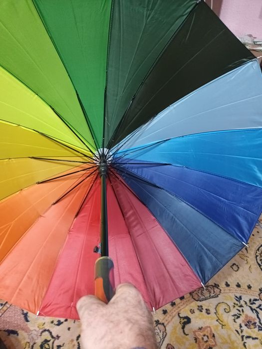 Umbrela multicolor și negru